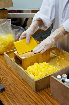 台灣特產蜂蠟入產品過程