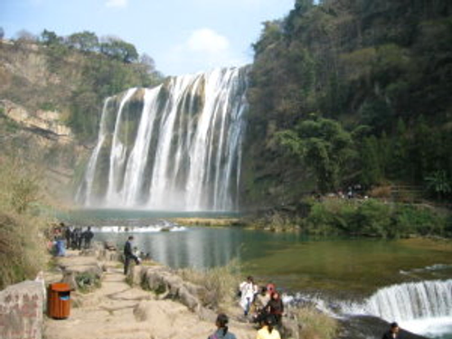 黃果樹瀑布是一非常巨大的瀑布群體、共有地面有18個瀑布，地表下有14個瀑布。黃果樹瀑布是中國第一大瀑布，也是亞洲最大的瀑布。