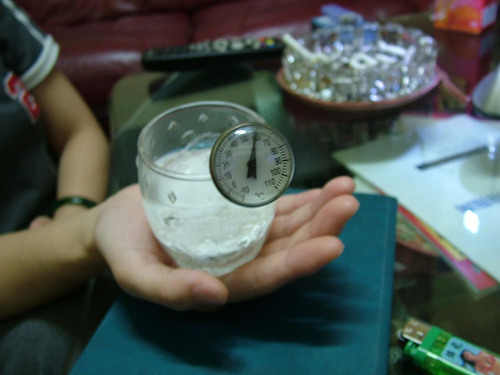 用100℃的滾熱水、杯子下的手有10分鐘之久一樣沒感覺。