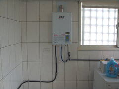 強制排器熱水器安裝及配冷熱水管