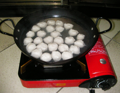 入水煮至丸子浮起時即成香噴噴QQ的貢丸或魚丸了。