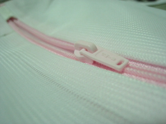 粉紅及白色尼龍拉鏈搭配塑膠頭，多用於洗衣袋