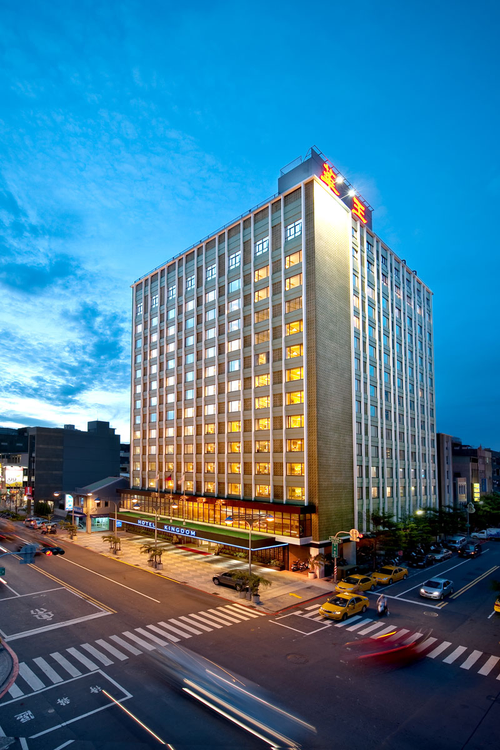 華王大飯店位於高雄市鹽埕區，在眾多高雄飯店業中為知名的商務旅館及五星級飯店，我們主要提供國內訂房、住宿、會議宴席、美食餐廳等服務