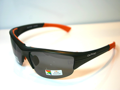 運動款太陽眼鏡， 鏡腳的部分有加防滑墊，帶起來更加舒適
