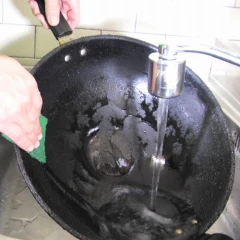 清洗油膩鍋子不用清潔劑