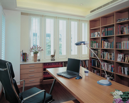 書房超耐磨木地板，系統廚櫃，多功能窗廉規劃。