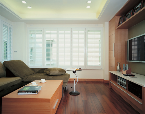 客廳超耐磨地板，多功能實木百葉窗簾，系統電視櫃電視牆，家具沙發訂做，天花板裝黃燈具