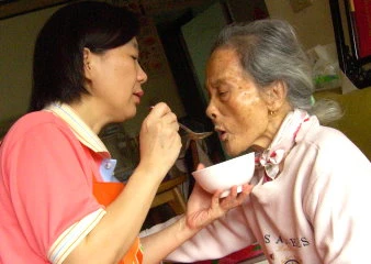 居家服務：協助用餐